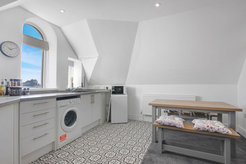 Property photo 3 of 25