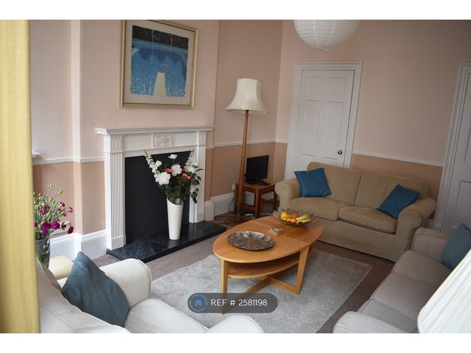 Property photo 1 of 12 Living Room