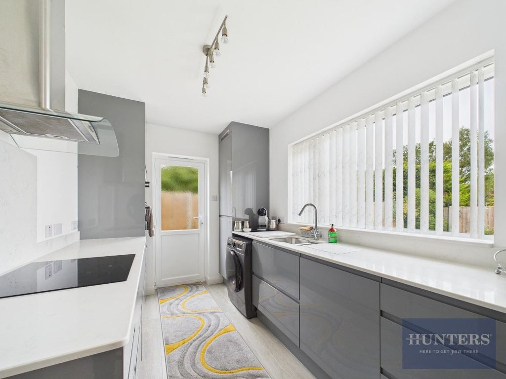 Property photo 3 of 17 Kitchen / Dining Area