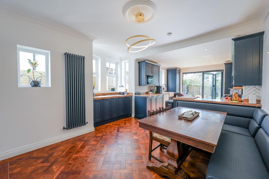 Property photo 3 of 28