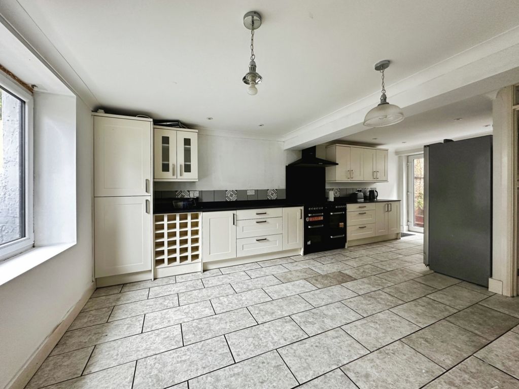 Property photo 2 of 11 Pbox-Kitchen-331238.Jpg