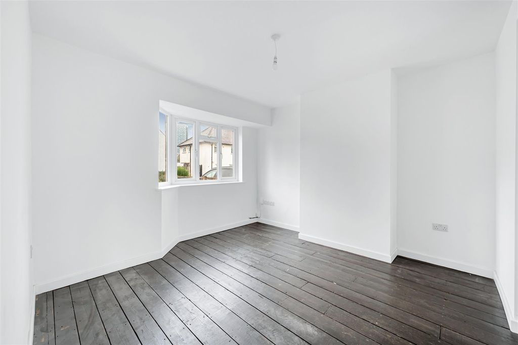 Property photo 2 of 13 54 Highfield Road-3.Jpg