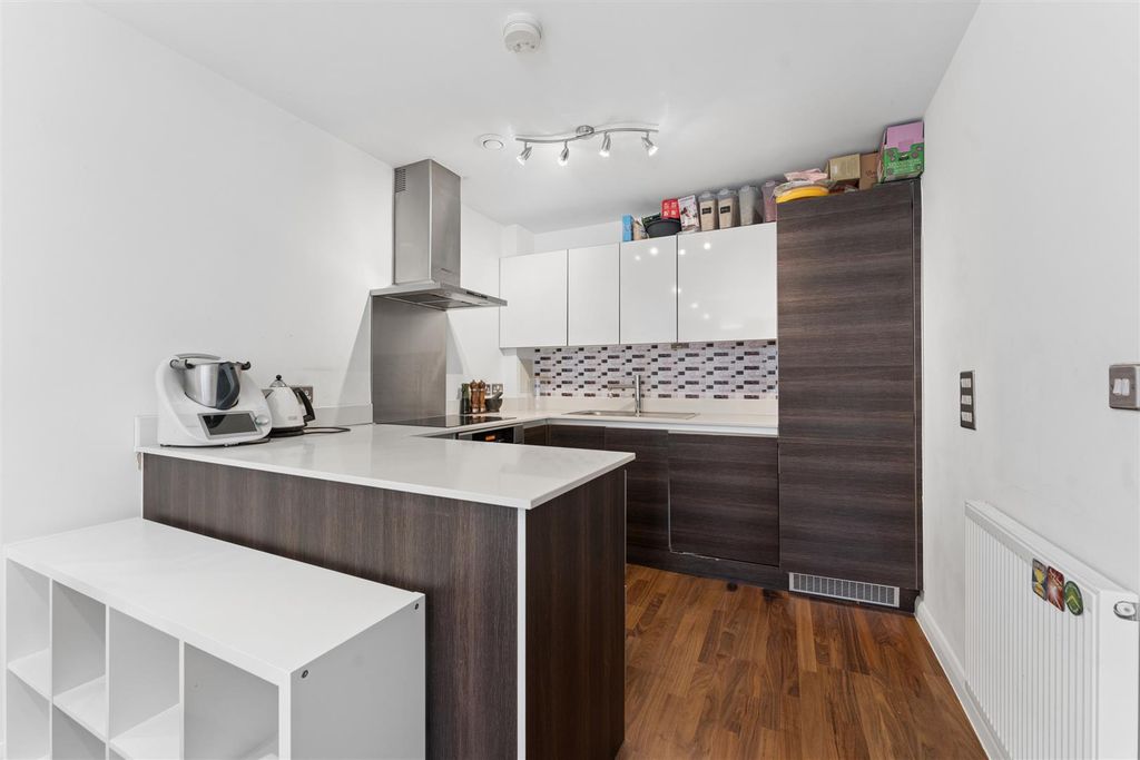 Property photo 1 of 9 Stanley Road, London, Sw19 8Rl