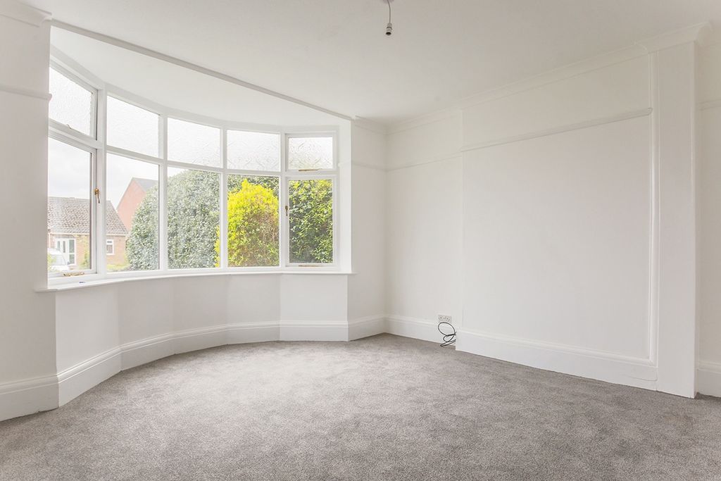 Property photo 2 of 8 Lounge