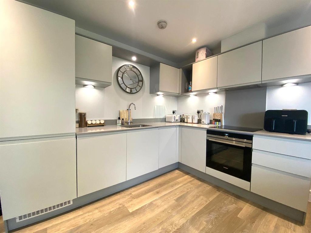 Property photo 3 of 11 Kitchen