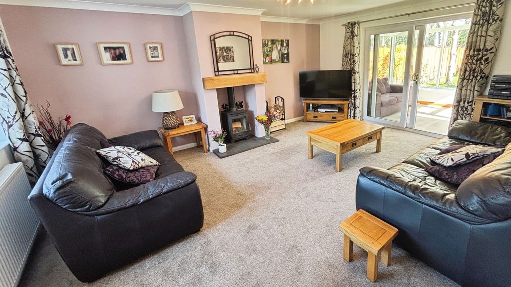 Property photo 3 of 21 Lounge