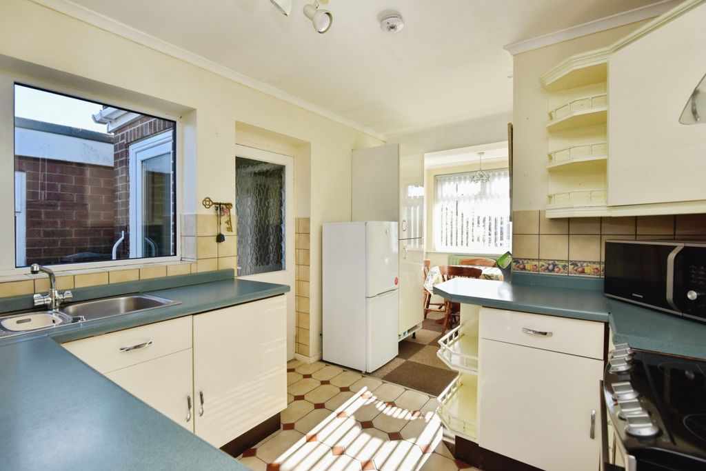 Property photo 3 of 18 Kitchen