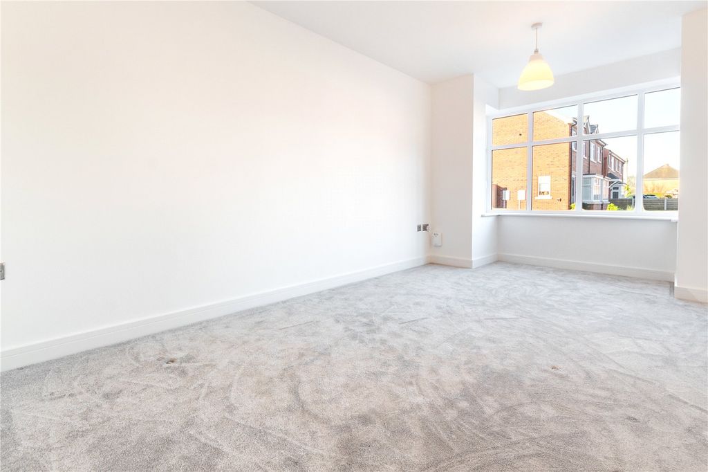 Property photo 2 of 16 Lounge