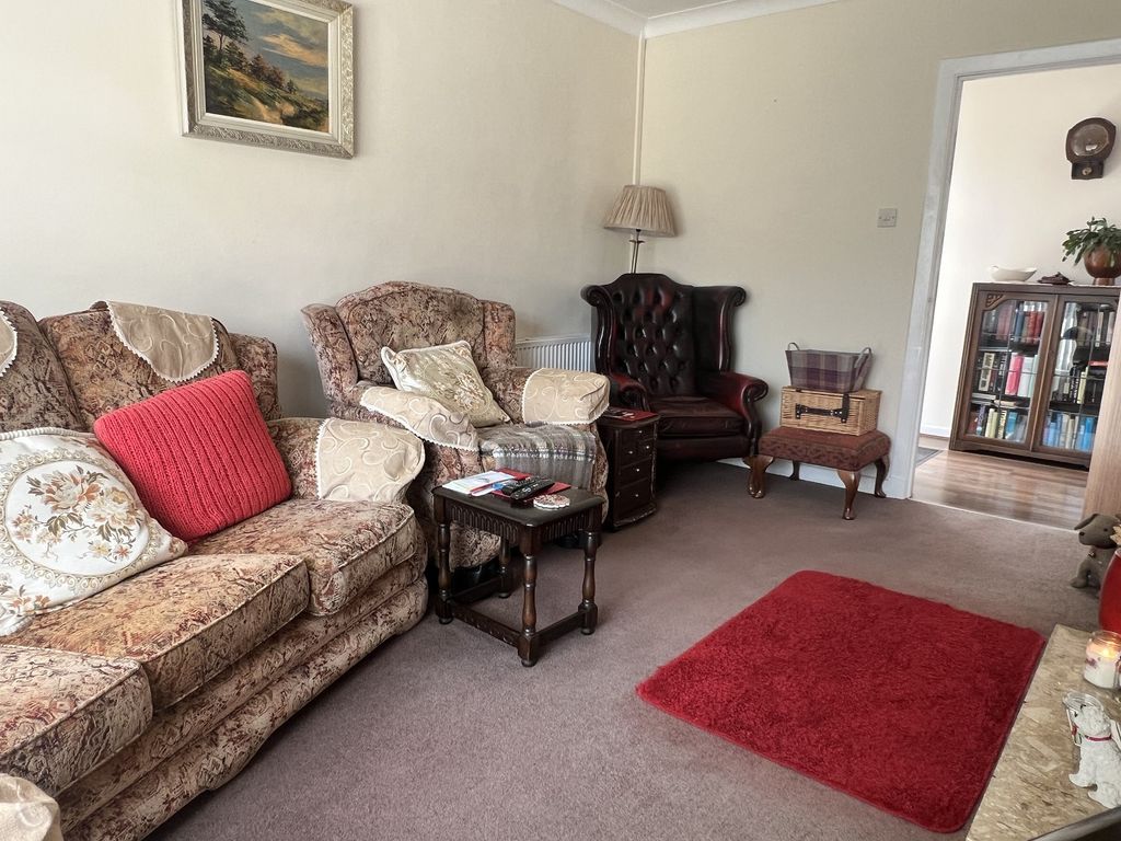 Property photo 3 of 16 Lounge