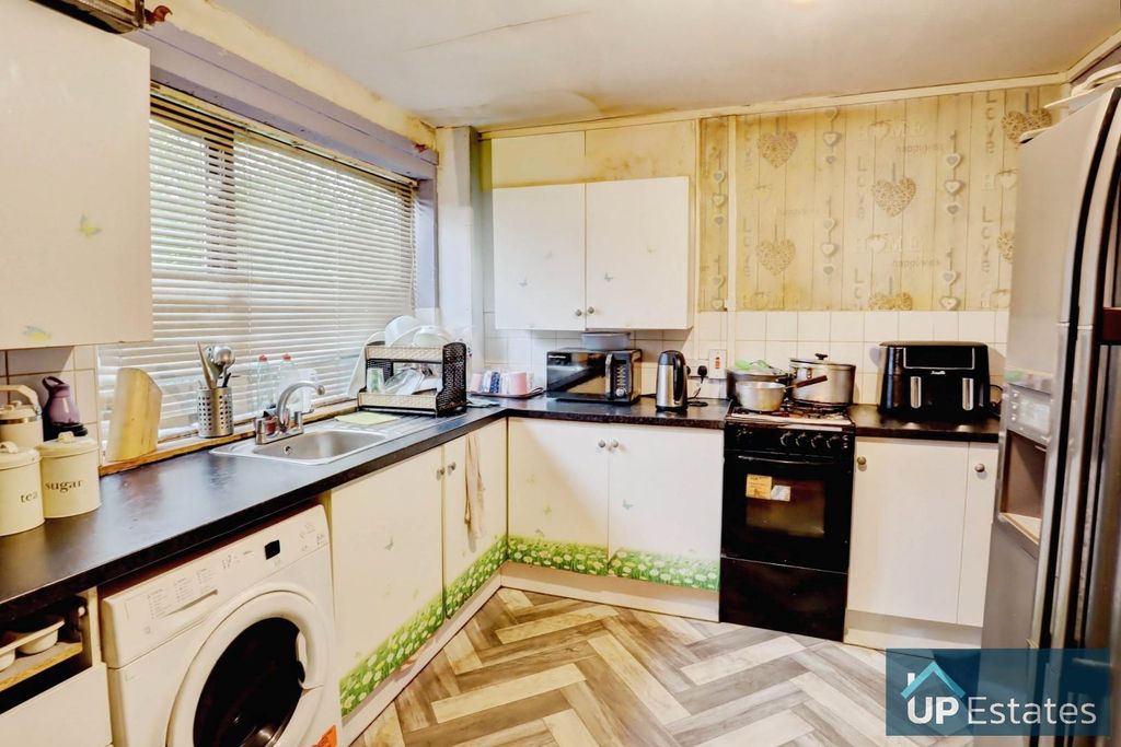 Property photo 3 of 10 Kitchen