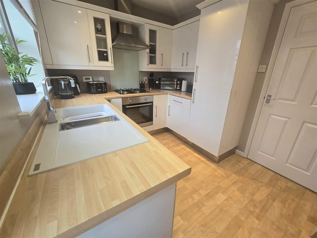 Property photo 3 of 12 Kitchen