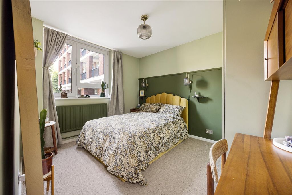 Property photo 3 of 24 Brady Street, E1