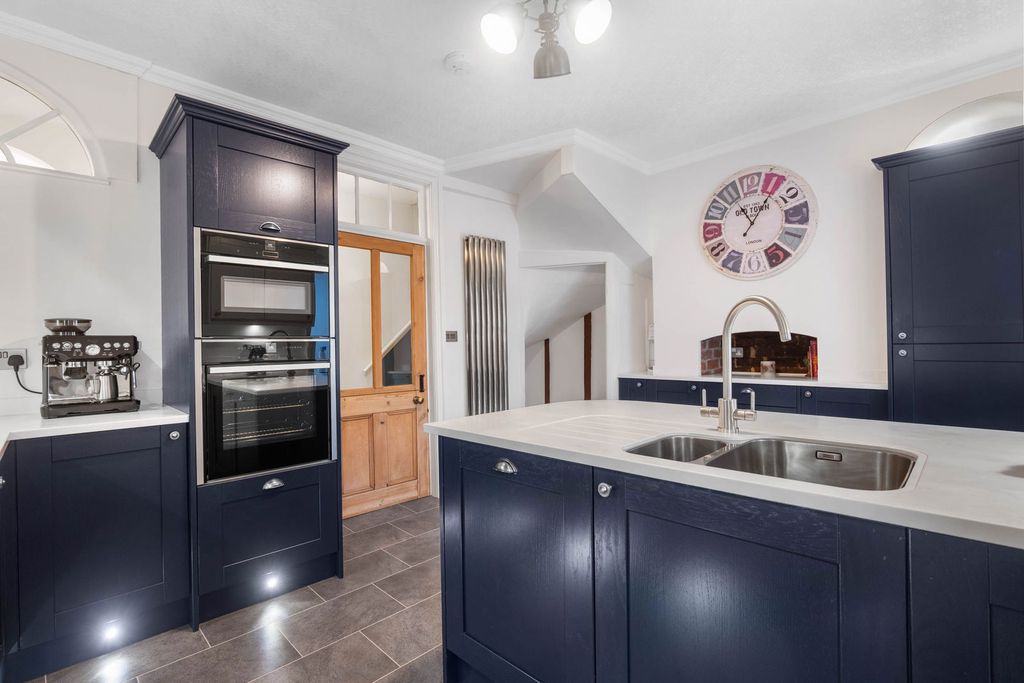 Property photo 2 of 31