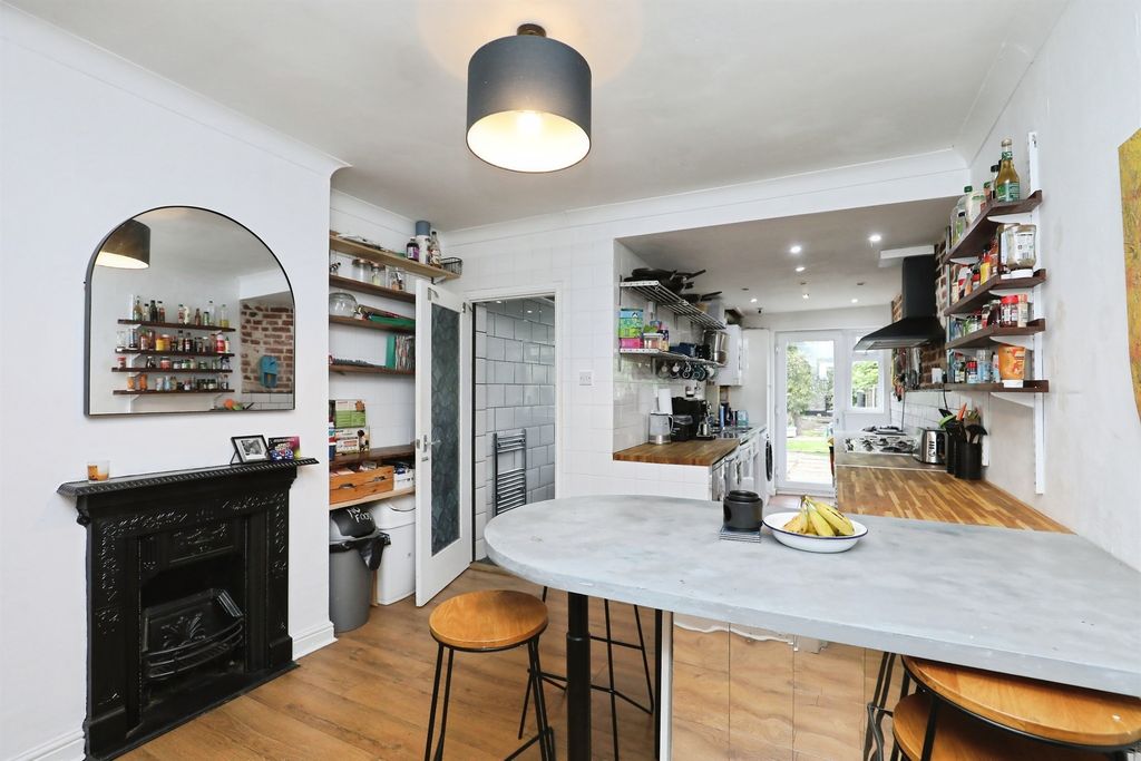 Property photo 2 of 17