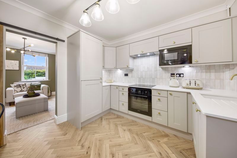 Property photo 2 of 32 Kitchendiner.