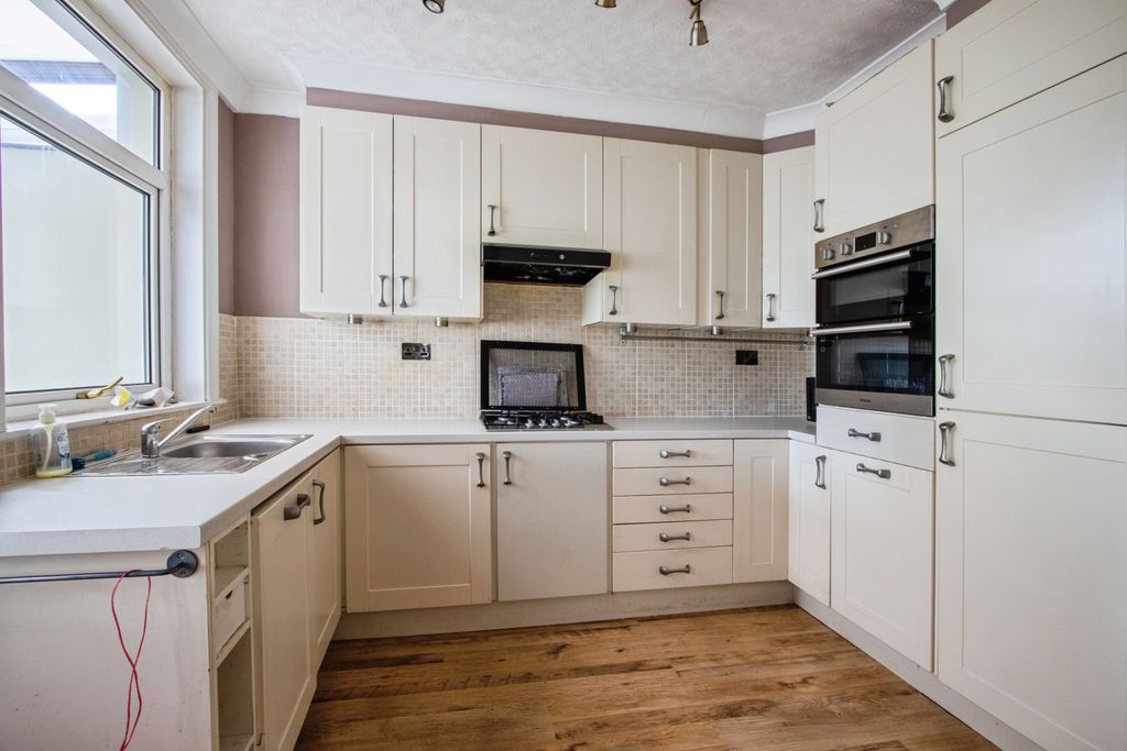Property photo 3 of 15 Kitchen