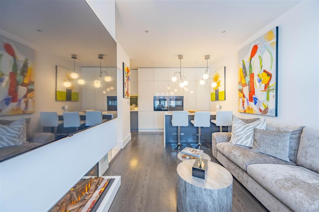 Property photo 2 of 21 Lounge/Kitchen