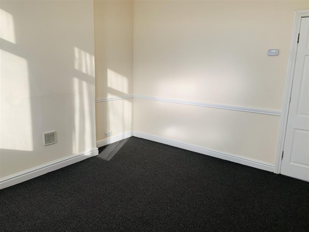 Property photo 3 of 14 Lounge