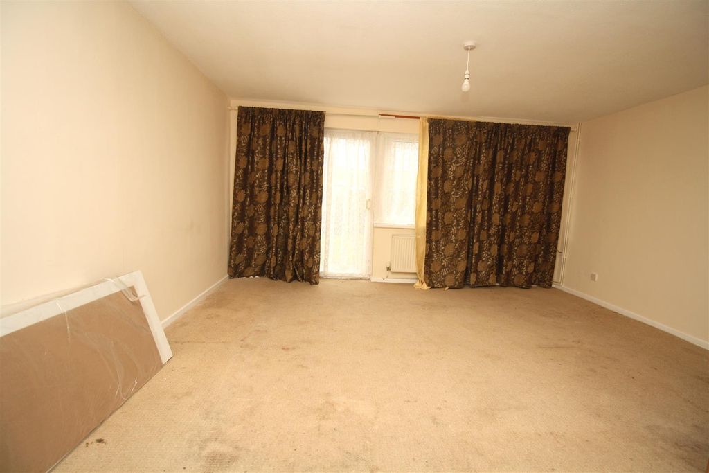 Property photo 3 of 13 Lounge