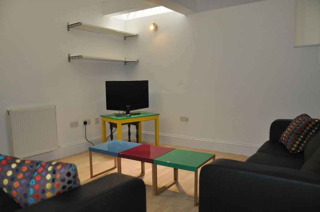 Property photo 2 of 11 A Bright And Inviting Living Room With A Modern To...