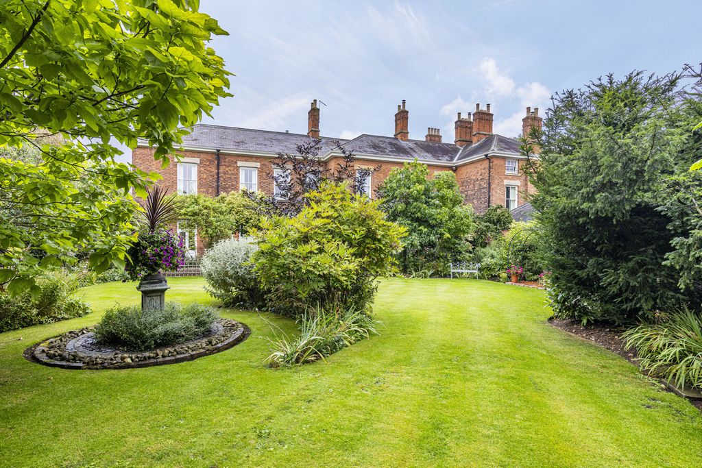 Property photo 2 of 35