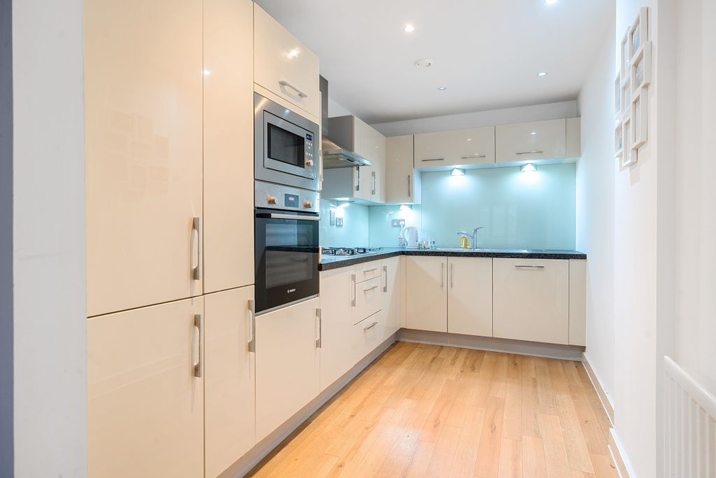 Property photo 3 of 18 1376654-8-690E131...