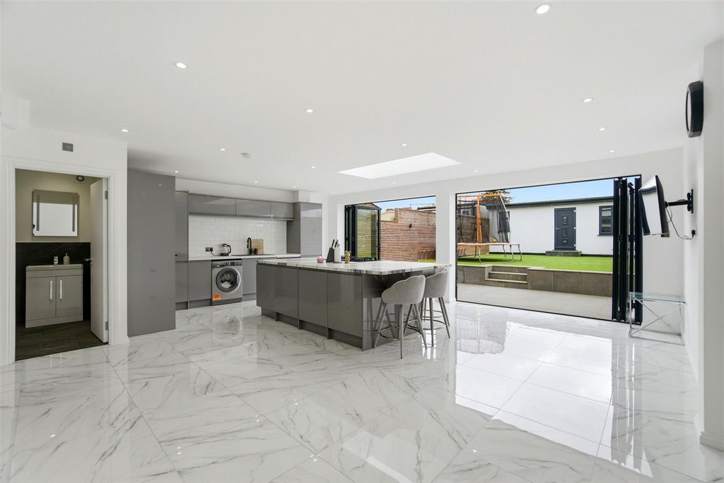 Property photo 3 of 16 Picture No. 11