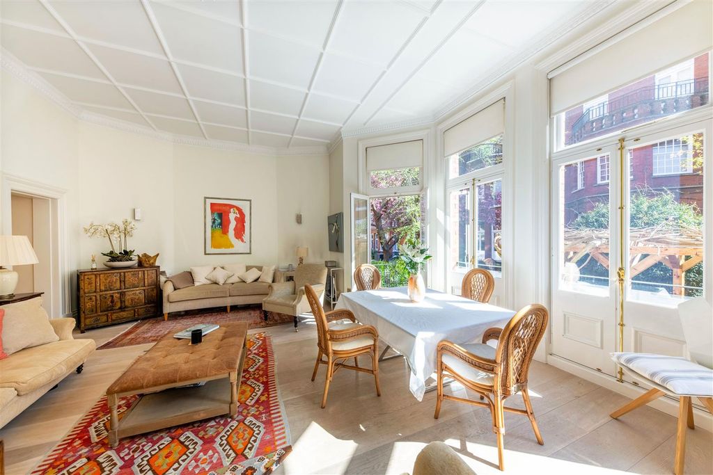 Property photo 2 of 7 18 Egerton Gardens 2969 Rec2.Jpg