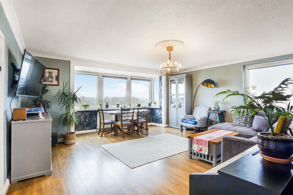 Property photo 2 of 19 1655620117 - 131 Carlton Towers, North Street, Sm5