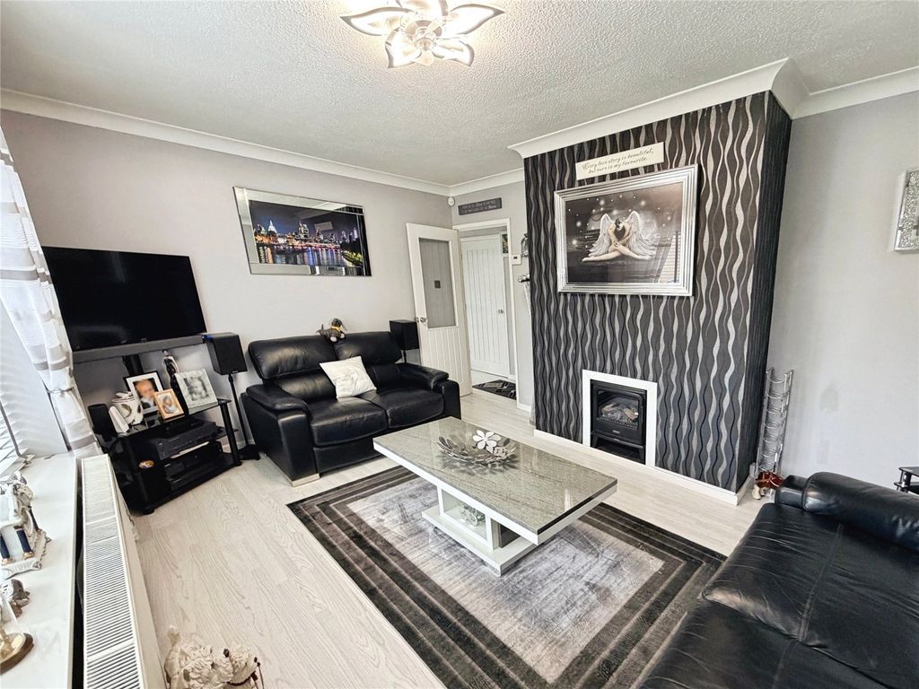 Property photo 3 of 18 Lounge