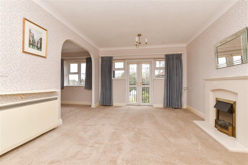 Property photo 1 of 18 Lounge