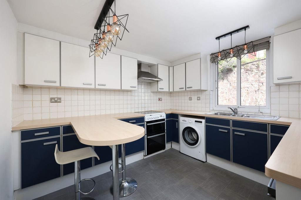 Property photo 3 of 10 Kitchen