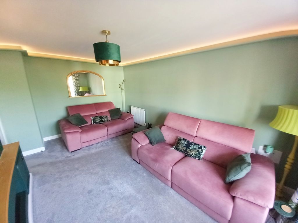 Property photo 3 of 28 Lounge