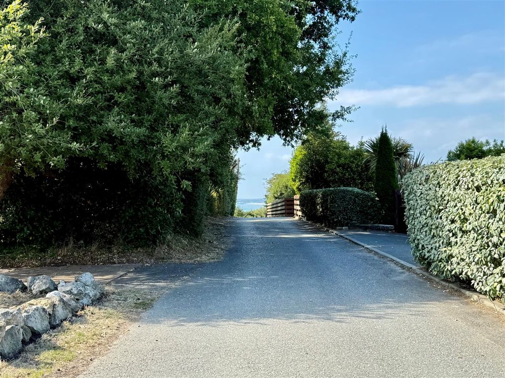 Property photo 2 of 32 Walk To Seafront.Jpg