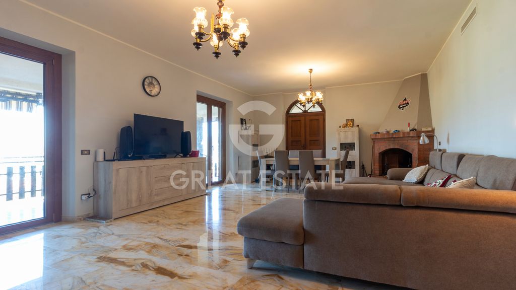 Property photo 2 of 34 Interiors