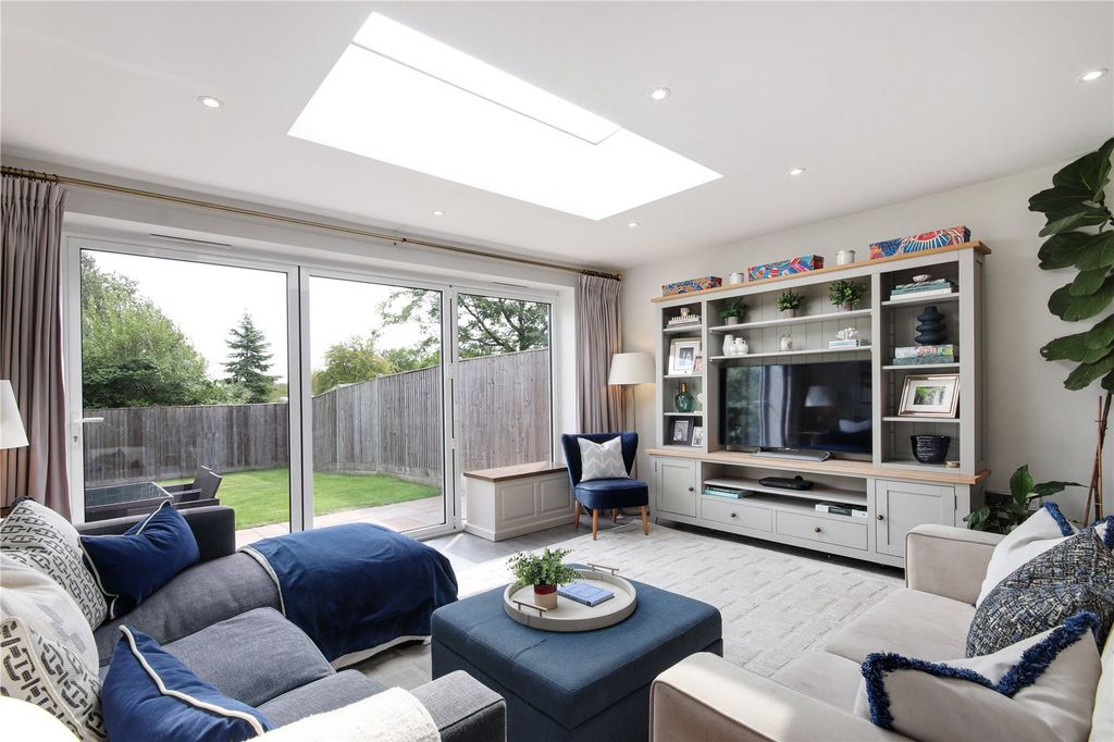 Property photo 3 of 16 Lounge