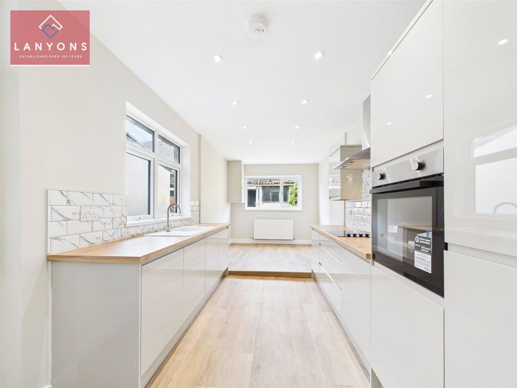 Property photo 2 of 16 Picture No. 11