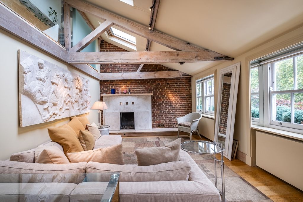 Property photo 3 of 21 Hyde-Park-Square-02