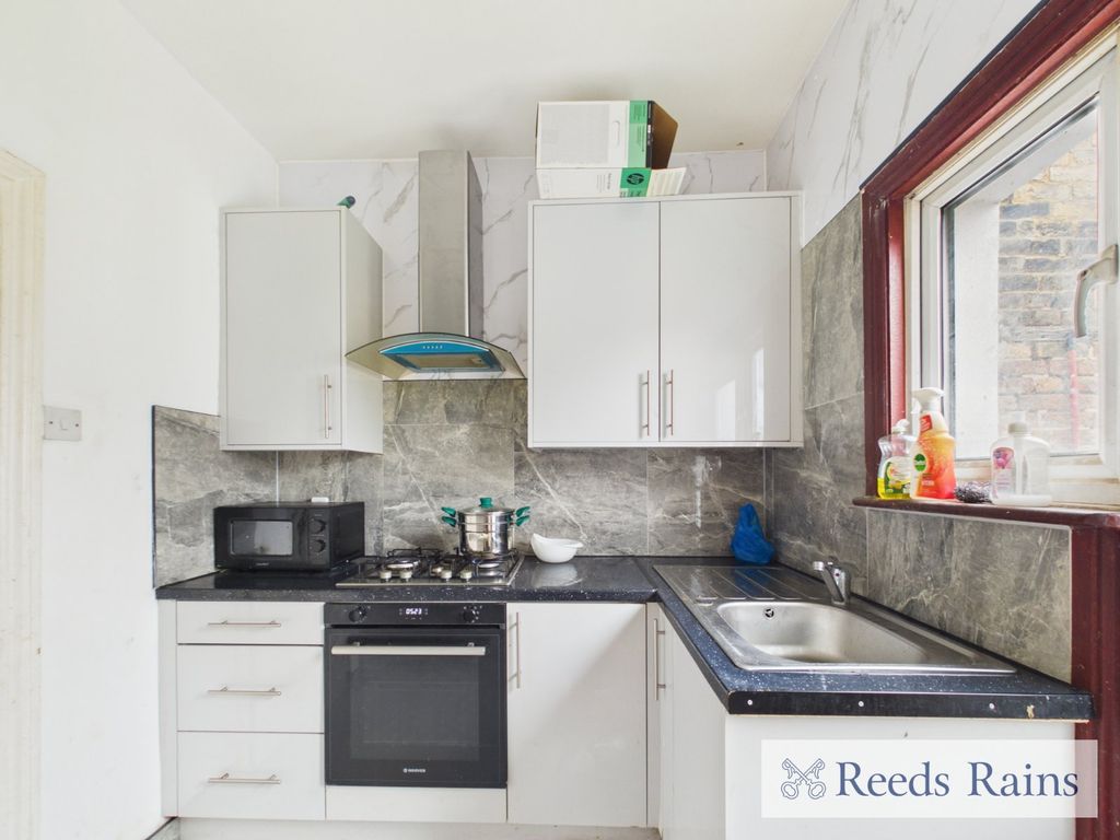 Property photo 2 of 11 Kitchen