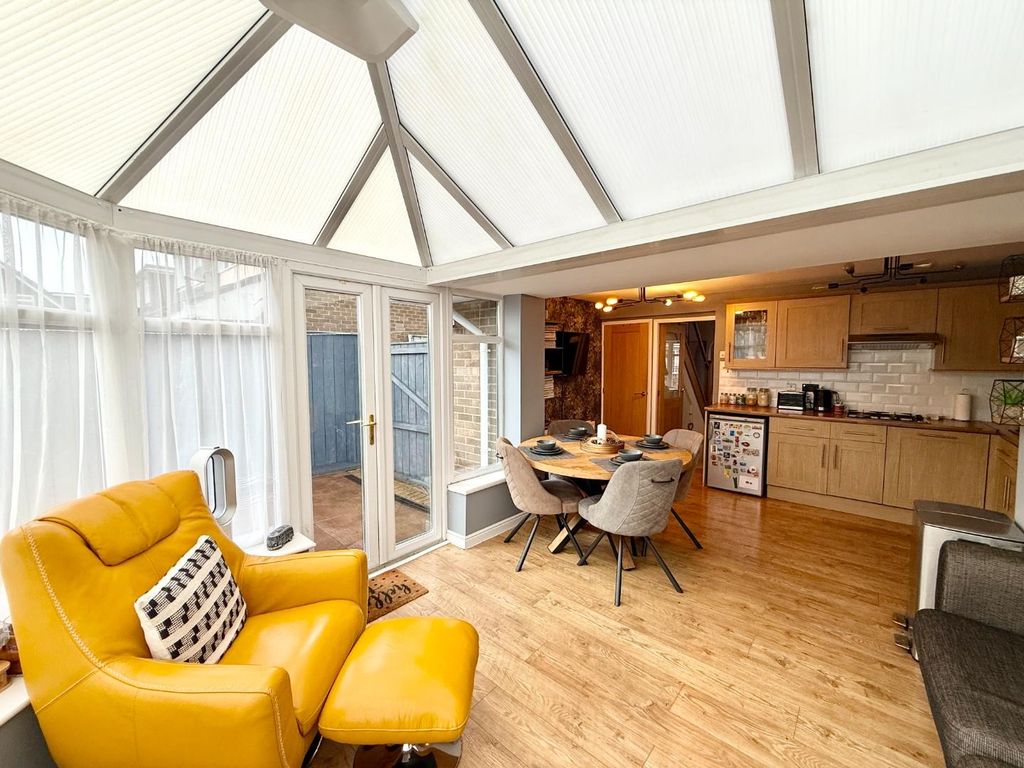 Property photo 3 of 17 Conservatory