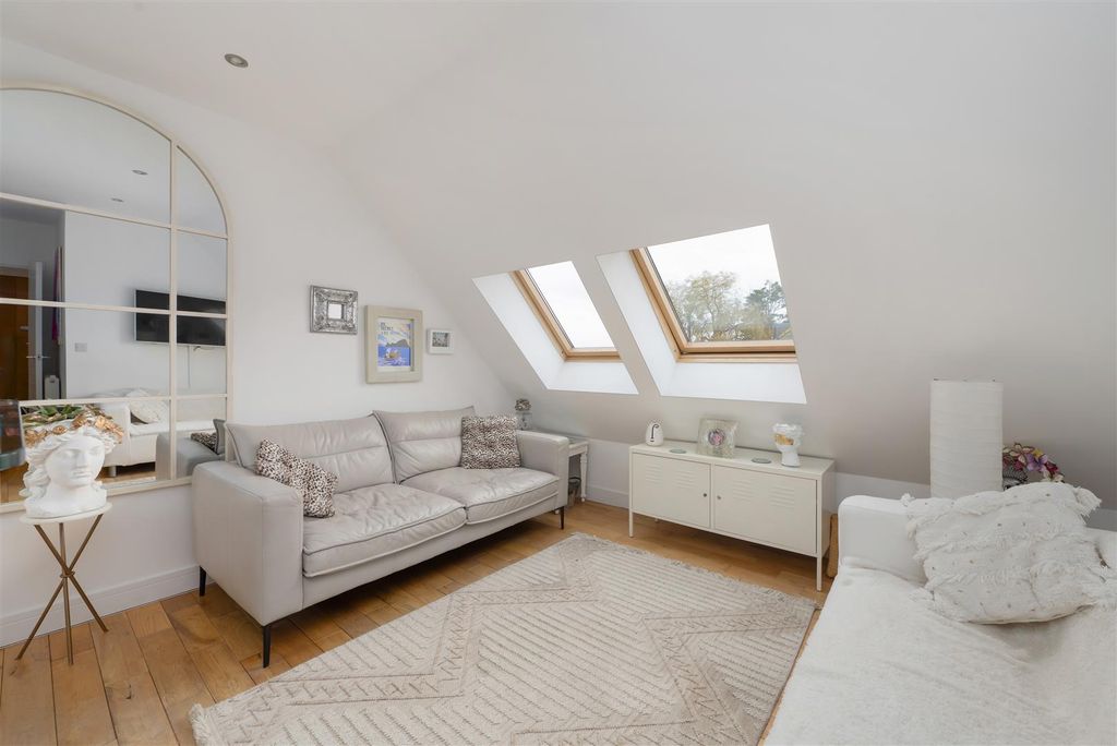 Property photo 3 of 16 Wheatley Road, Whitstable