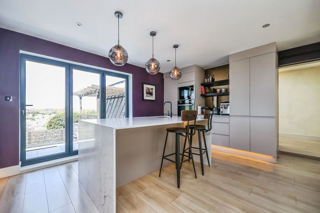 Property photo 3 of 19 Kitchen