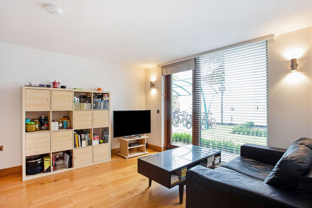 Property photo 3 of 9 Studio / Living Room Pic 2