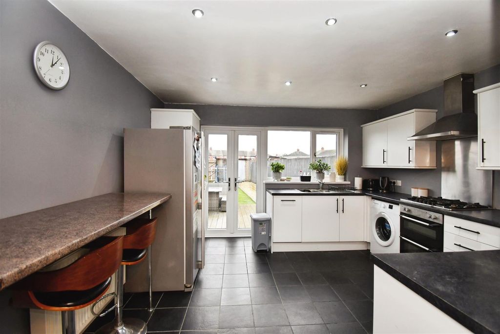 Property photo 3 of 17 Kitchen