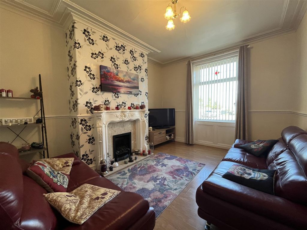 Property photo 3 of 14 Lounge