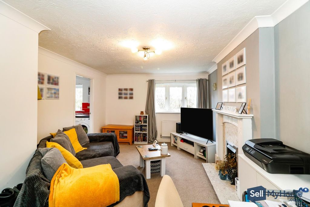 Property photo 3 of 12 Lounge