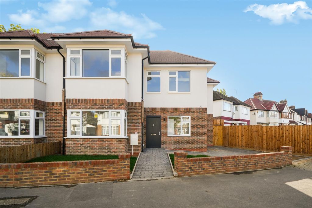 Property photo 3 of 14 2B Hollycroft Avenue Wembley Ha9 8Lf - 005.Jpg