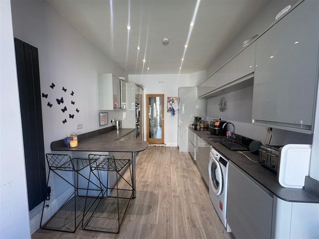 Property photo 3 of 10 Kitchen