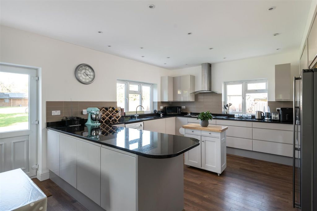 Property photo 3 of 25 The Oaks More Internals18.Jpg