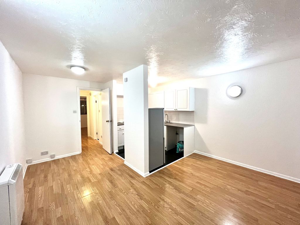 Property photo 1 of 4 Maltby Drive, Enfield, En1 4Ew